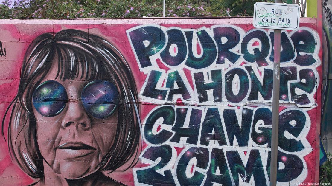 "Que la vergüenza cambie de bando", se lee en el grafito.