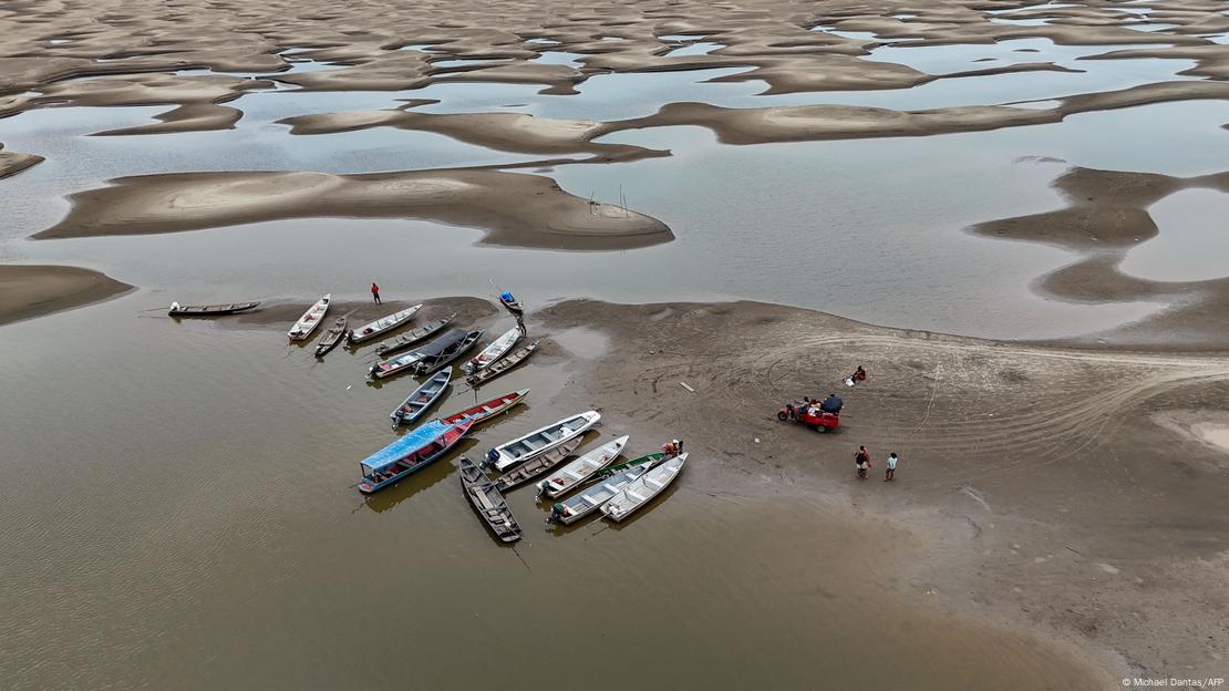 Vista aérea de leito do Rio Solimões seco e barcos encalhados na areia