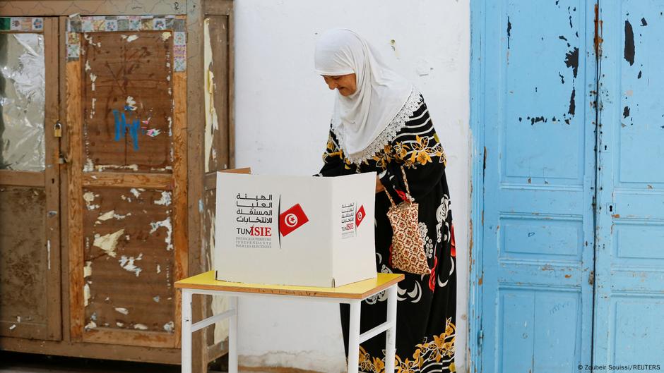 إقبال متفاوت في انتخابات ينافس فيها سعيد ينافس اثنين أحدهما بالسجن