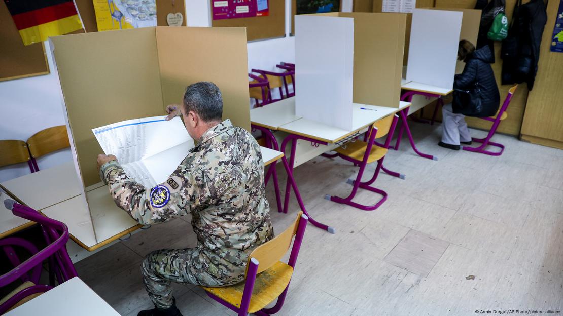 Muškarac u uniformi na biralištu