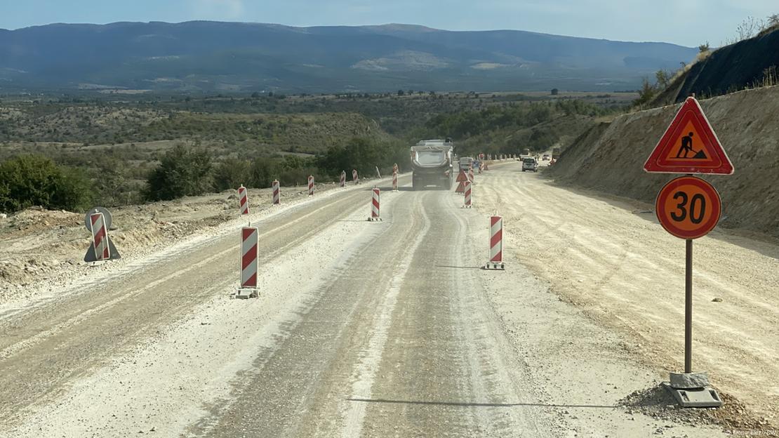 Punime shtrimi në rrugë, një kamion duke u larguar