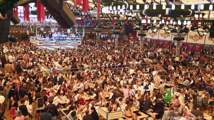 Oktoberfest afirma que vendeu 7 milhões de litros de cerveja na edição 2024