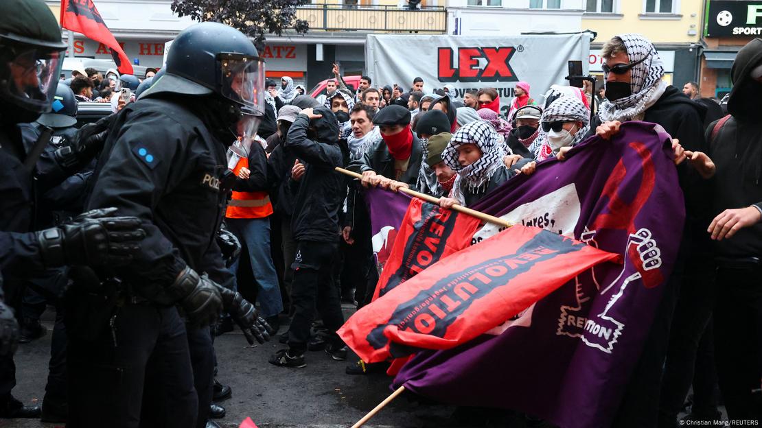 Manifestantes pró-Gaza enfrentam policiais alemães em protesto em Berlim