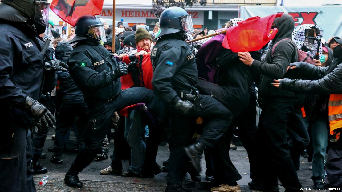 Choque entre policiais e manifestantes em Berlim. Choque entre policiais e manifestantes em Berlim.