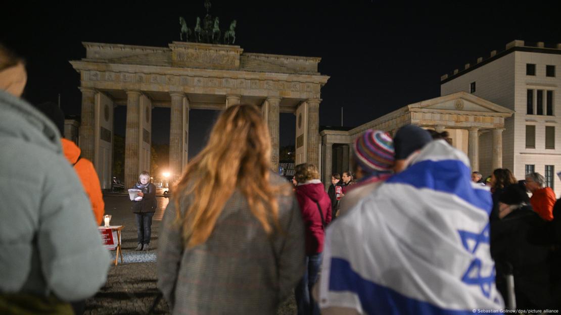 Conmemoración del ataque de Hamás contra Israel en la Puerta de Brandeburgo, Berlín.