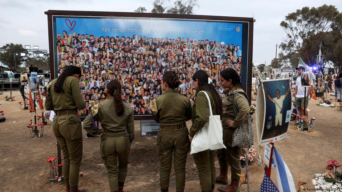 Varia personas, entre ellas mujeres con uniforme militar, visitan el lugar del festival musical Nova, en Reim, Israel, donde los asistentes fueron asesinados y secuestrados durante el ataque terrorista perpetrado por Hamás desde Gaza el 7 de octubre de 2023. Varia personas, entre ellas mujeres con uniforme militar, visitan el lugar del festival musical Nova, en Reim, Israel, donde los asistentes fueron asesinados y secuestrados durante el ataque terrorista perpetrado por Hamás desde Gaza el 7 de octubre de 2023.