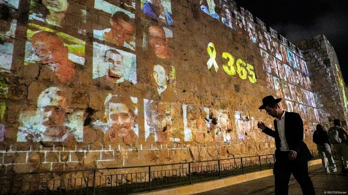 Muro en recuerdo de los rehenes tomados por la organización terrorista Hamás en los ataques que perpetró en Israel.