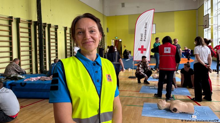 Liis Pariis atua em simulação de evacuação no sul da Estônia.