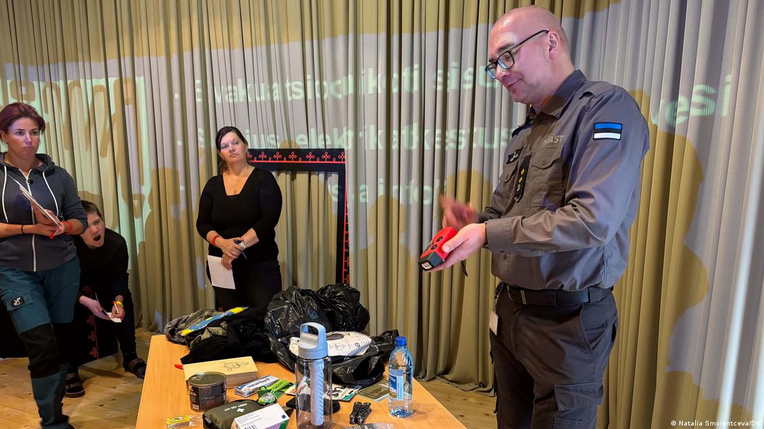 Arvi Uustalu, chefe do departamento de prevenção do Conselho de Resgate da Estônia, descreve os procedimentos de evacuação