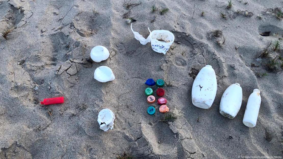 Foto simbólica de contaminación por plasticos en una playa de Brasil en una imagen de archivo.