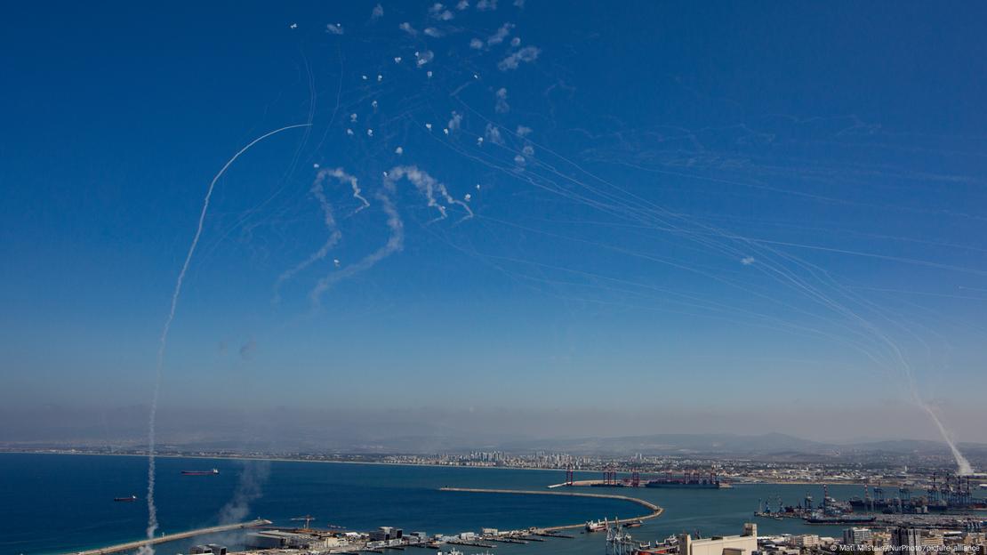 Defesa antiaérea israelense enfrenta mísseis do Hezbollah lançados contra cidade de Haifa