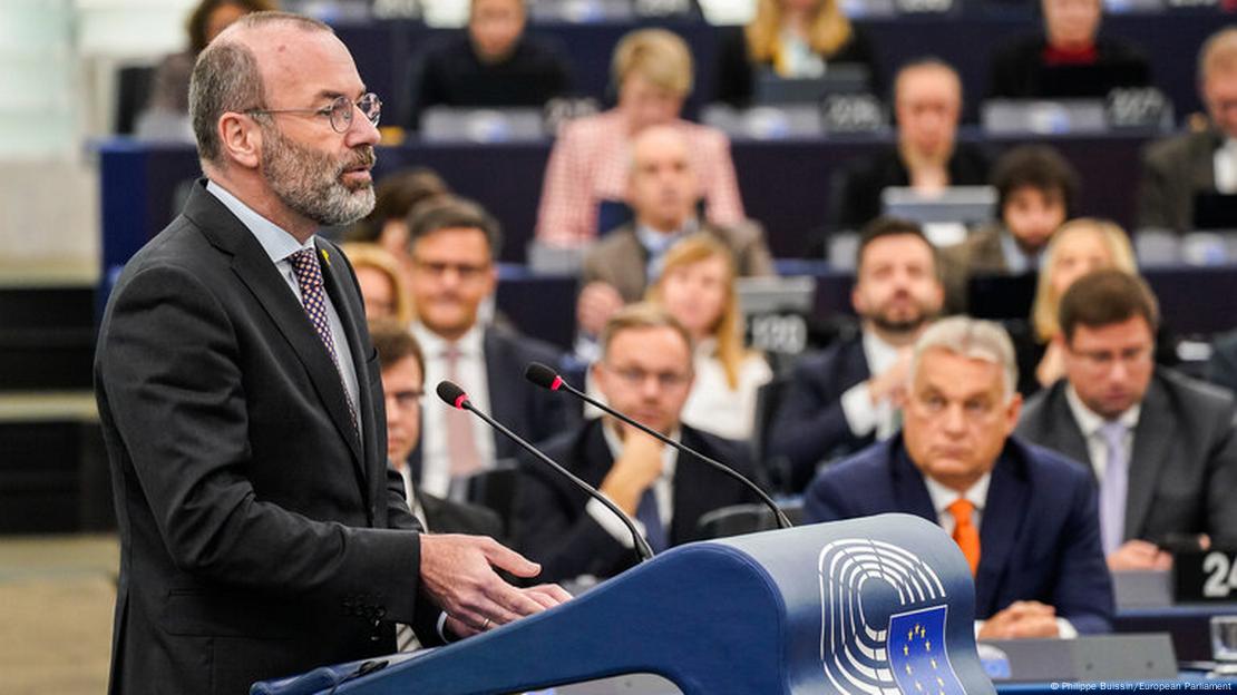 Manfred Weber duke folur në pult, krah tij deputetët në parlament