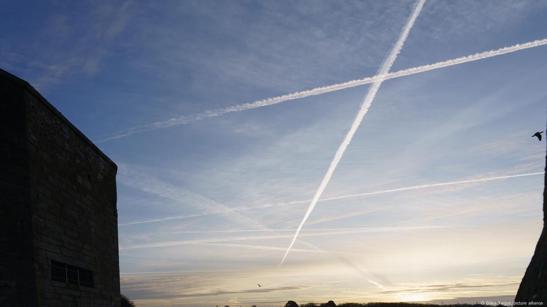 Rastros deixados por aviões.