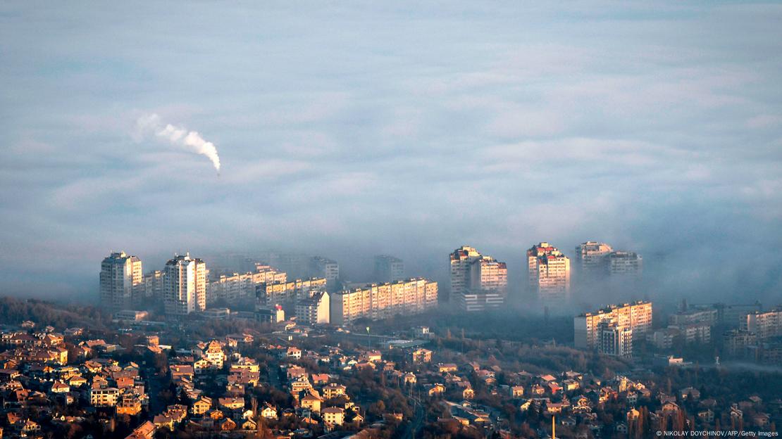 Panorama e Sofjes mbuluar prej smogut