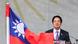 Rechts im Bild steht ein Mann (Taiwans Präsident Lai Ching-te) an einem Rednerpult, links weht Taiwans Nationalflagge (Nationalfeiertag 2024). Rechts im Bild steht ein Mann (Taiwans Präsident Lai Ching-te) an einem Rednerpult, links weht Taiwans Nationalflagge (Nationalfeiertag 2024).