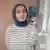 Rojin Kabaiş, elindeki akıllı telefonu ile aynada kendi görüntüsünün fotoğrafını çekiyor