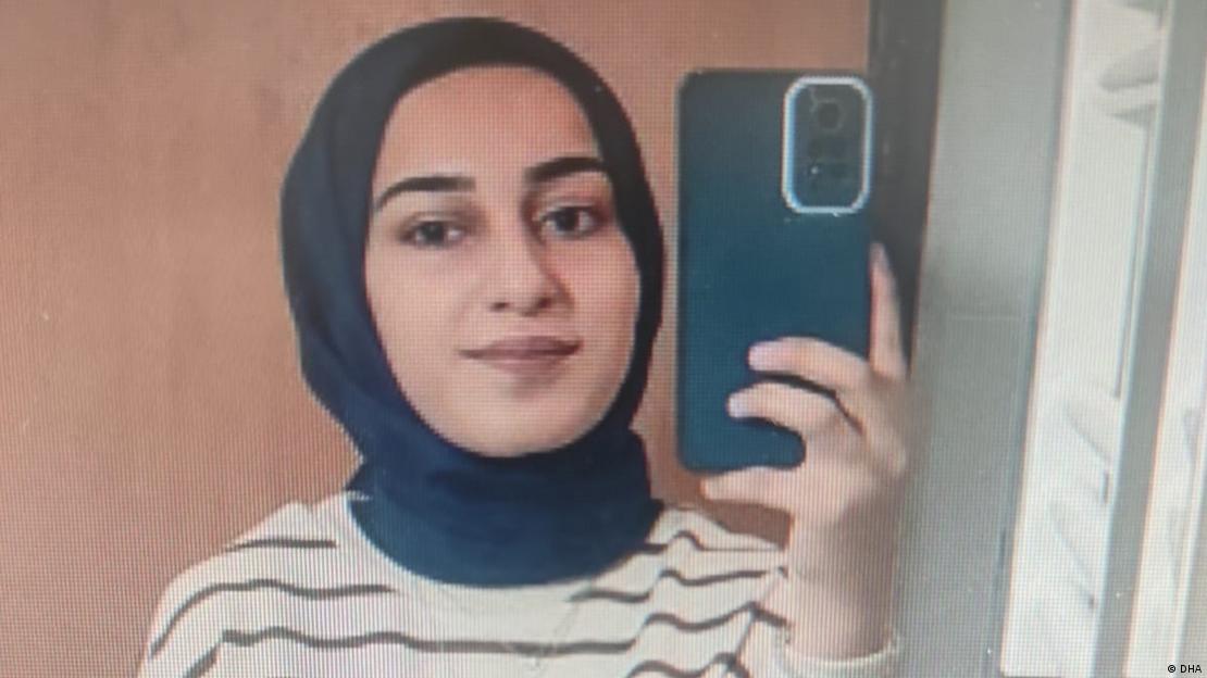 Cesedi Ekim 2024'te Van Gölü sahilinde bulunan Rojin Kabaiş'in yakın plan fotoğrafı. Başında türban olan Kabaiş, cep telefonu ile selfie çekiyor 