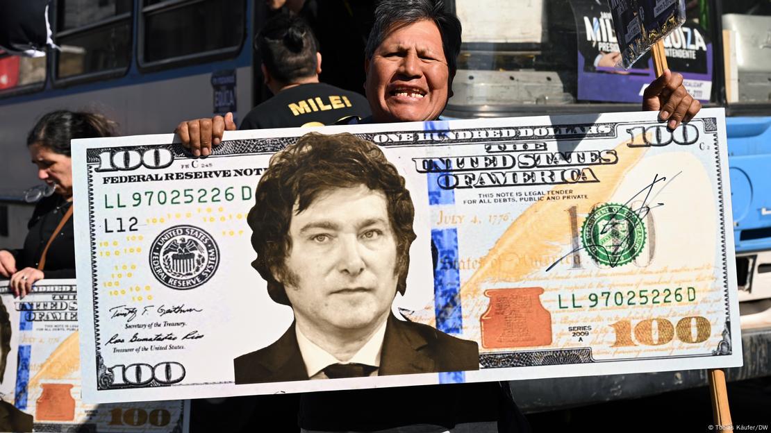 Un cartel con un billete de cien dólares con el rostro de Milei, en la época preelectoral, en 2023.