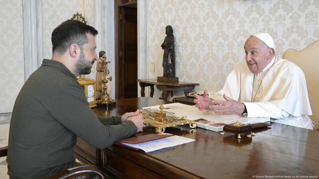 Italien | Vatikan Papst Franziskus (rechts) hinter seinem Schreibtisch im Vatikan, it ausgestreckten Händen, links Wolodymyr Selenskyj, der ihm gegenüber sitzt