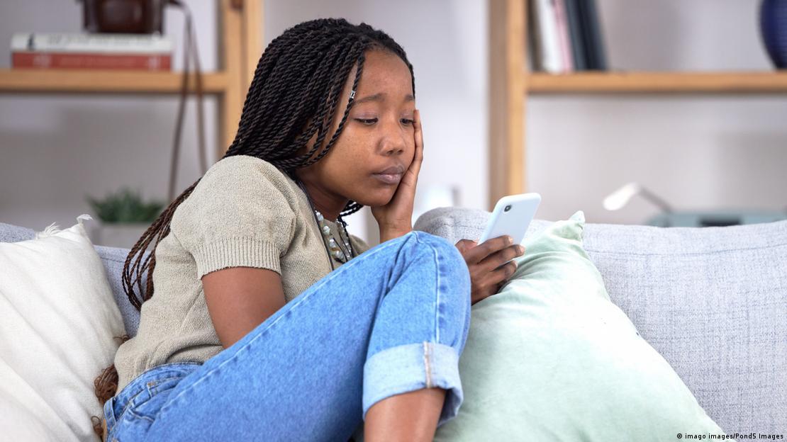 ایک لڑکی موبائل فون استعمال کر رہی ہے