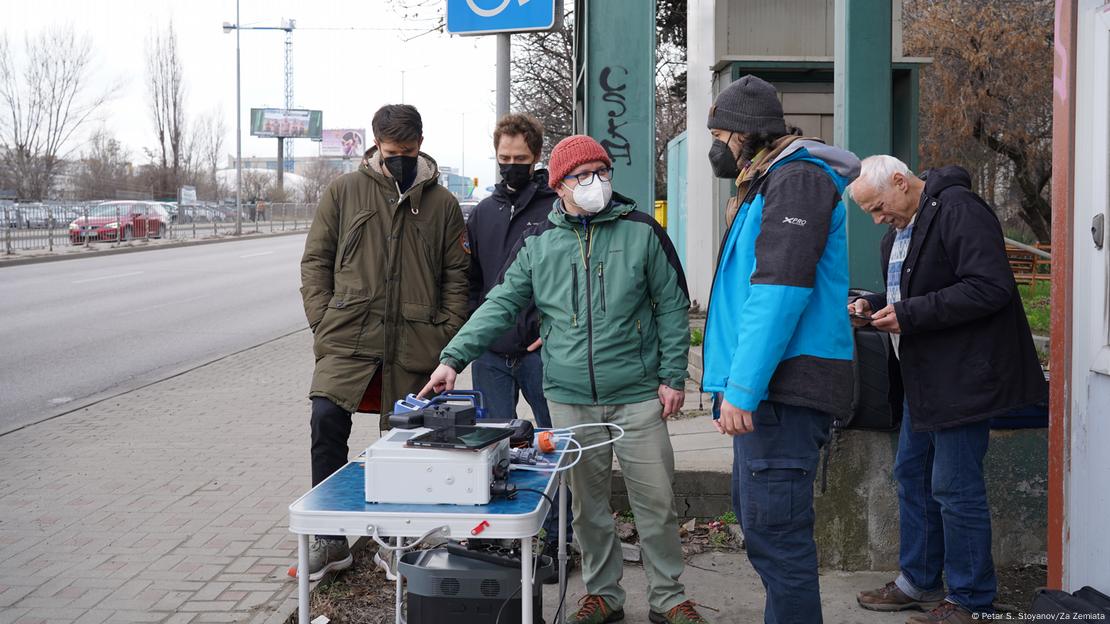 Në Sofje një pikë matëse zyrtare (e bardhë, në fund të linjës) është gati 70 metra larg nga rruga.