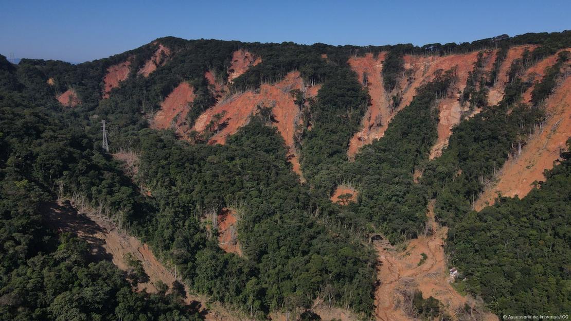 Cicatrizes abertas pela água na Serra do Mar, em São Sebastião.