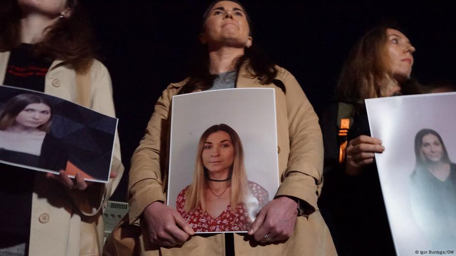 Demonstranti u Ukrajini sa slikom Viktorije Roščine - posle vesti o njenoj smrti