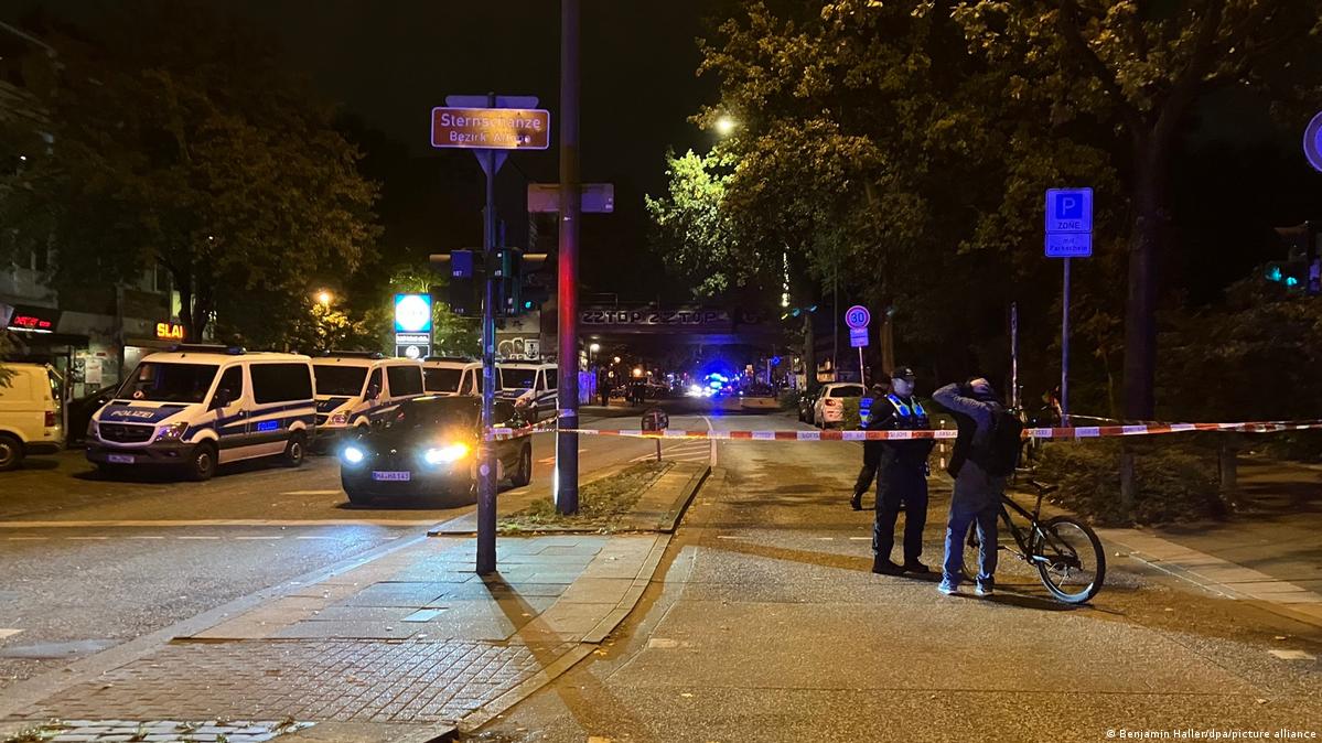 Germany WWII bomb defused in Hamburg's nightlife district DW 10/13