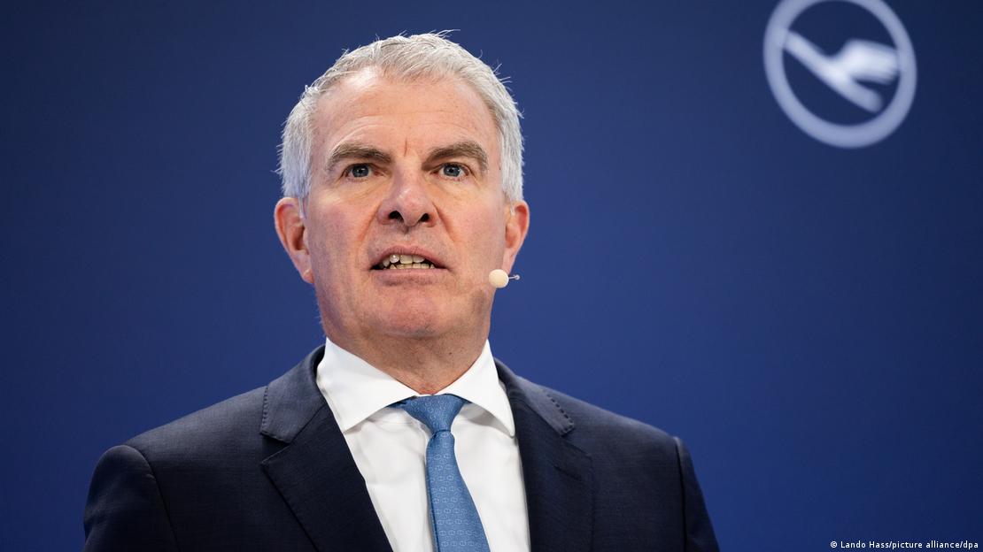 Drejtori ekzekutiv i Lufthansas Carsten Spohr me mikrofon