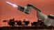 Roboterarm mit LED Taktstock reckt sich vor dem Orchester empor. Roboterarm mit LED Taktstock reckt sich vor dem Orchester empor.