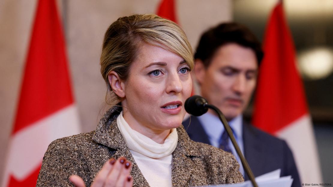 Ministra de Relações Exteriores do Canadá, Melanie Joly primeiro-ministro Justin Trudeau ao fundo. Ministra de Relações Exteriores do Canadá, Melanie Joly primeiro-ministro Justin Trudeau ao fundo.