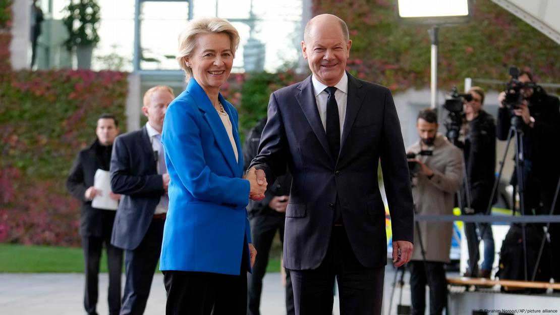 Ursula von der Leyen dhe Olaf Scholz duke shtrënguar duart para gazetarëve