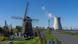 Im Vordergrund eine Windmühle, im Hintergrund ein Kühlturm des Atomkraftwerks Doel, aus dem Dampf aufsteigt Im Vordergrund eine Windmühle, im Hintergrund ein Kühlturm des Atomkraftwerks Doel, aus dem Dampf aufsteigt