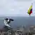 Aves y una bandera colombiana en la costa de la isla Malpelo.