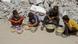 Entre escombros, niños palestinos comen la comida que acaban de recibir de una organización de ayuda. Entre escombros, niños palestinos comen la comida que acaban de recibir de una organización de ayuda.