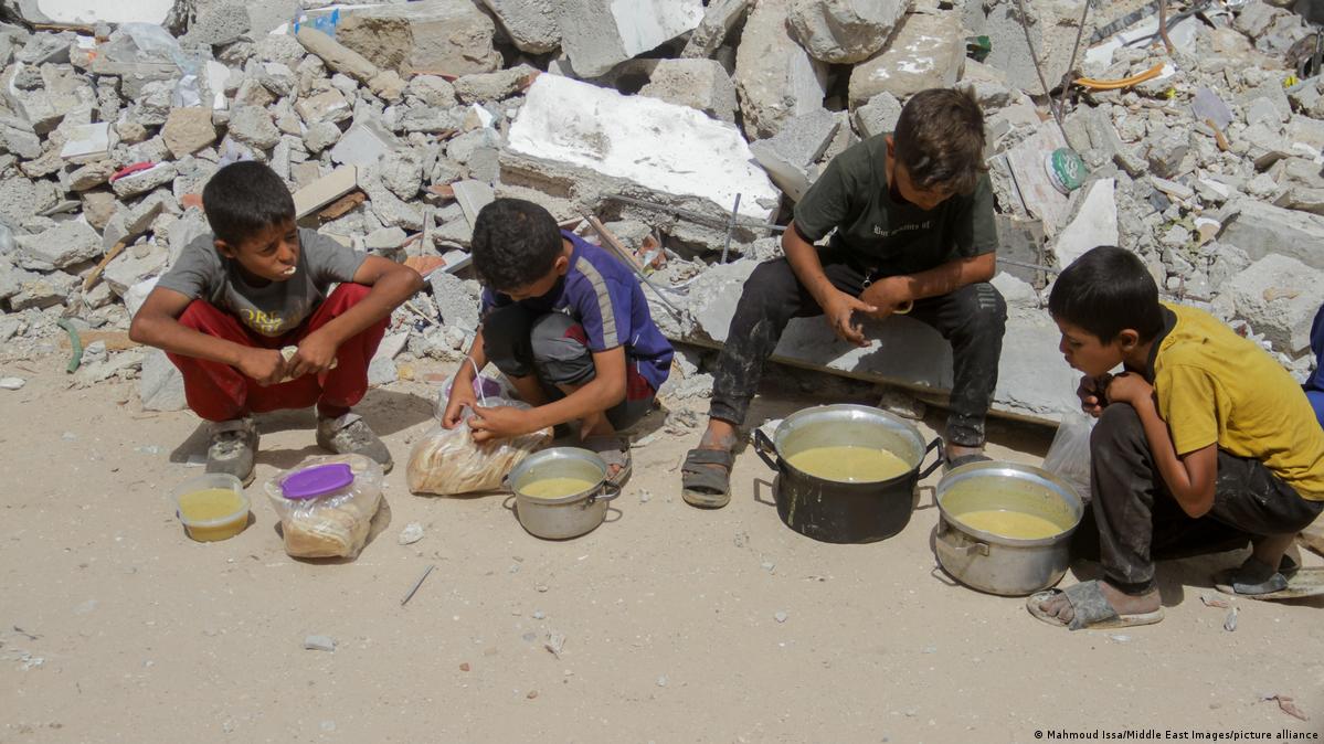 Middle East: US gives Israel 30 days to boost Gaza aid