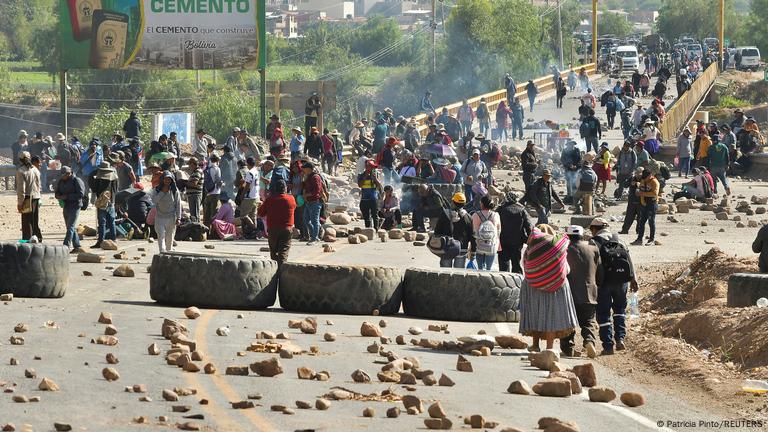 Simpatizantes de Evo Morales bloquean carretera en Parotani, Cochabamba. Simpatizantes de Evo Morales bloquean carretera en Parotani, Cochabamba.