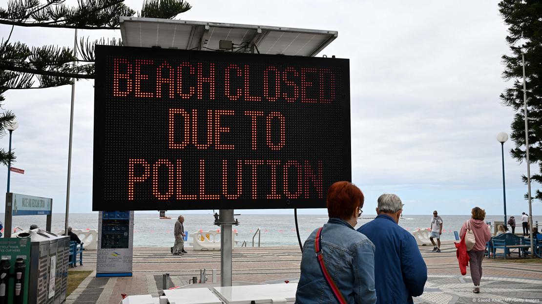 Coogee Beach: "Playa cerrada por polución", se lee en una pantalla gigante.