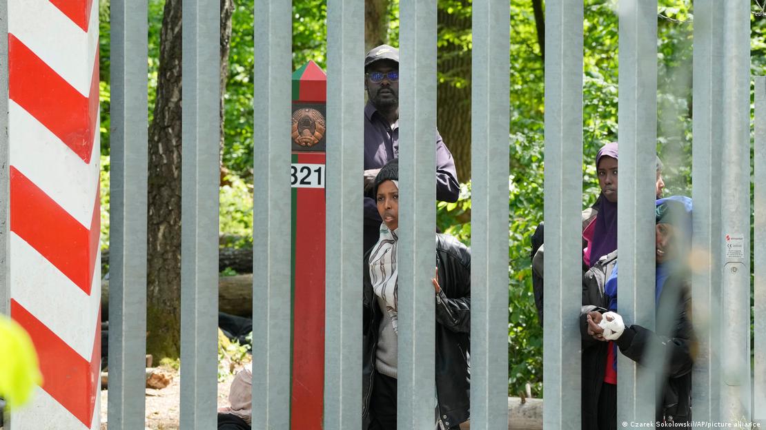 Migranten hinter dem Grenzzaun an der EU-Außengrenze von Polen zu Belarus Migranten hinter dem Grenzzaun an der EU-Außengrenze von Polen zu Belarus