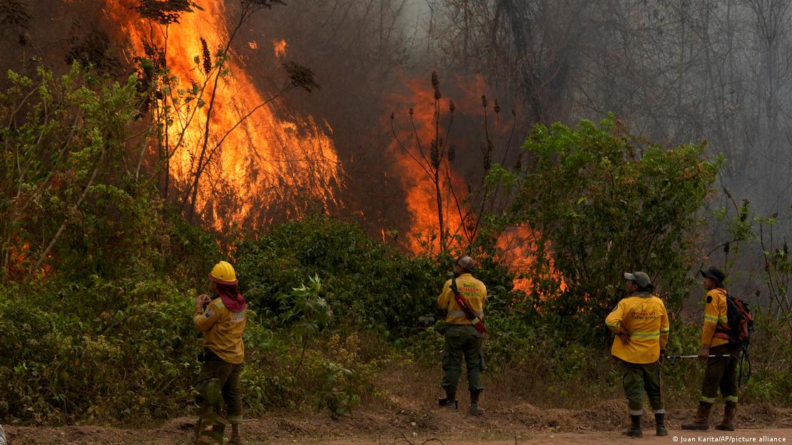 Bomberos combaten incendios en Bolivia. 