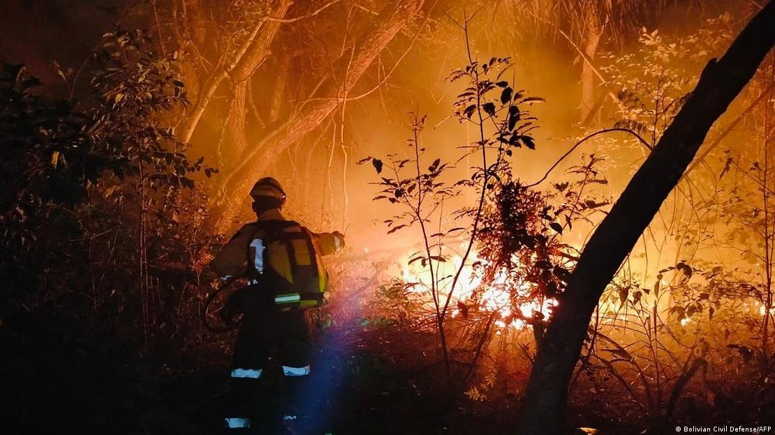 Bomberos apagan incendios en Bolivia. 