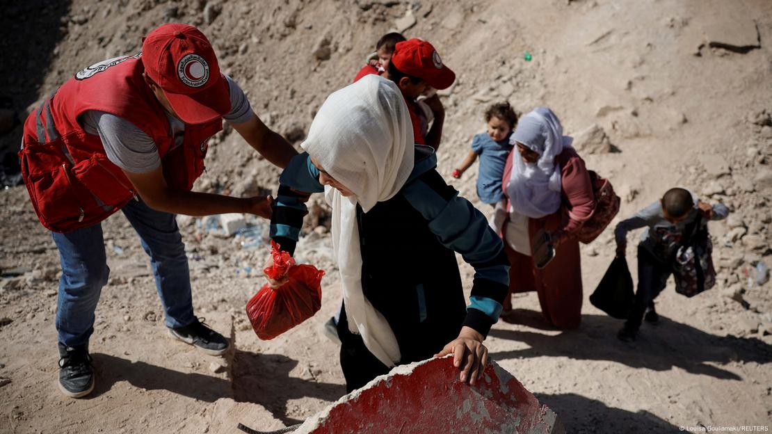 Desplazados cruzan por el paso Masnaa del Líbano a Siria.