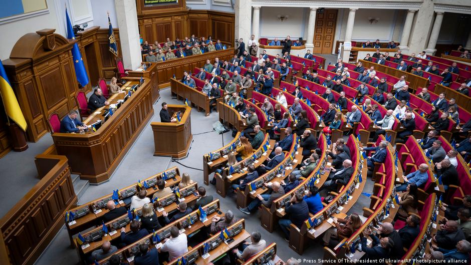 В Україні продовжили дію воєнного стану та загальної мобілізації