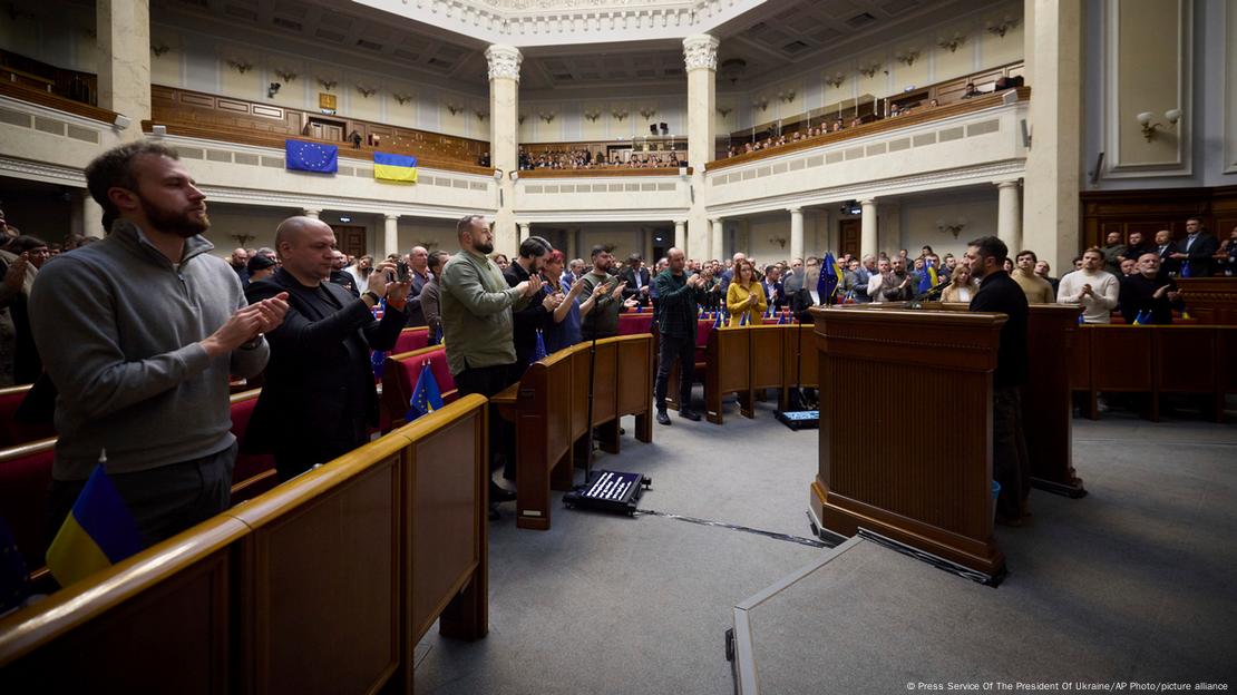 Kada je Zelenski rekao da Ukrajina neće ustupiti svoj tertorij ukrajinski parlamentarci su ustali i zapljeskali