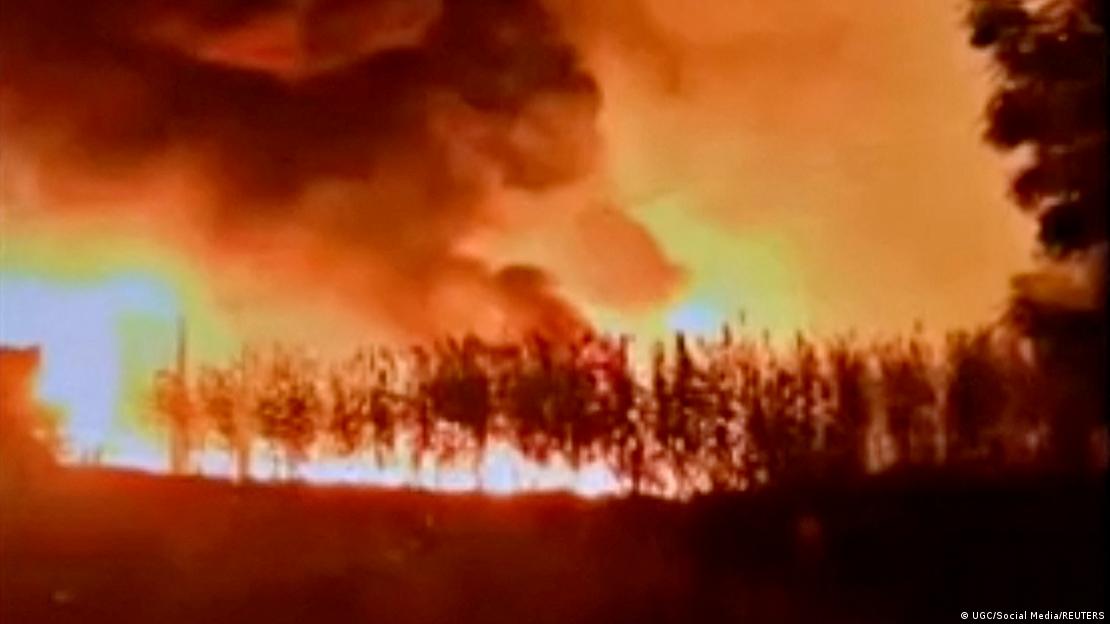 Columnas de humo y fuego se elevan del camión tra su explosión en esta captura de pantalla obtenida de una red social (16.10.2024)