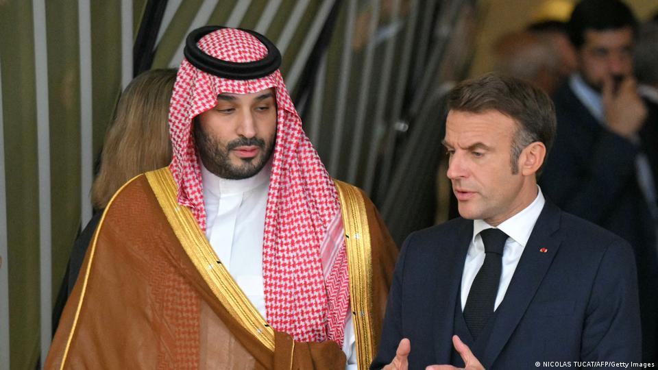 امانوئل مکرون، رئیس جمهوری فرانسه و محمد بن‌سلمان، ولیعهد عربستان سعودی