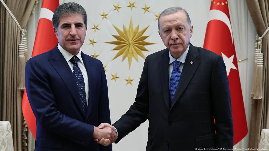 IKBY Başkanı Neçirvan Barzani ile Cumhurbaşkanı Recep Tayyip Erdoğan el sıkışırken. IKBY Başkanı Neçirvan Barzani ile Cumhurbaşkanı Recep Tayyip Erdoğan el sıkışırken.