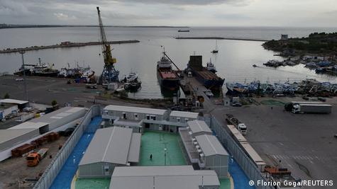 Në foto: Pamje me dron nga kampi i ngritur në portin e Shëngjinit Në foto: Pamje me dron nga kampi i ngritur në portin e Shëngjinit