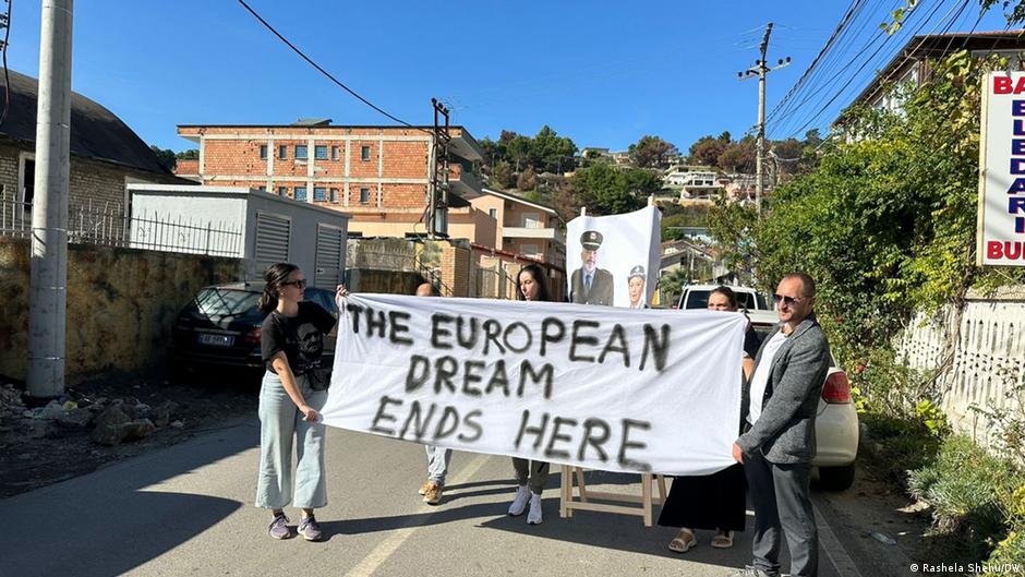 Protest u Šenđinu / Svetom Jovanu, lučkom gradu u Albaniji, u oktobru 2024. protiv sporazuma o izbeglicama sa Italijom kojim je predviđeno da se izbeglice presretnute u Sredozemnom moru odvedu  u kampove u Albaniji.