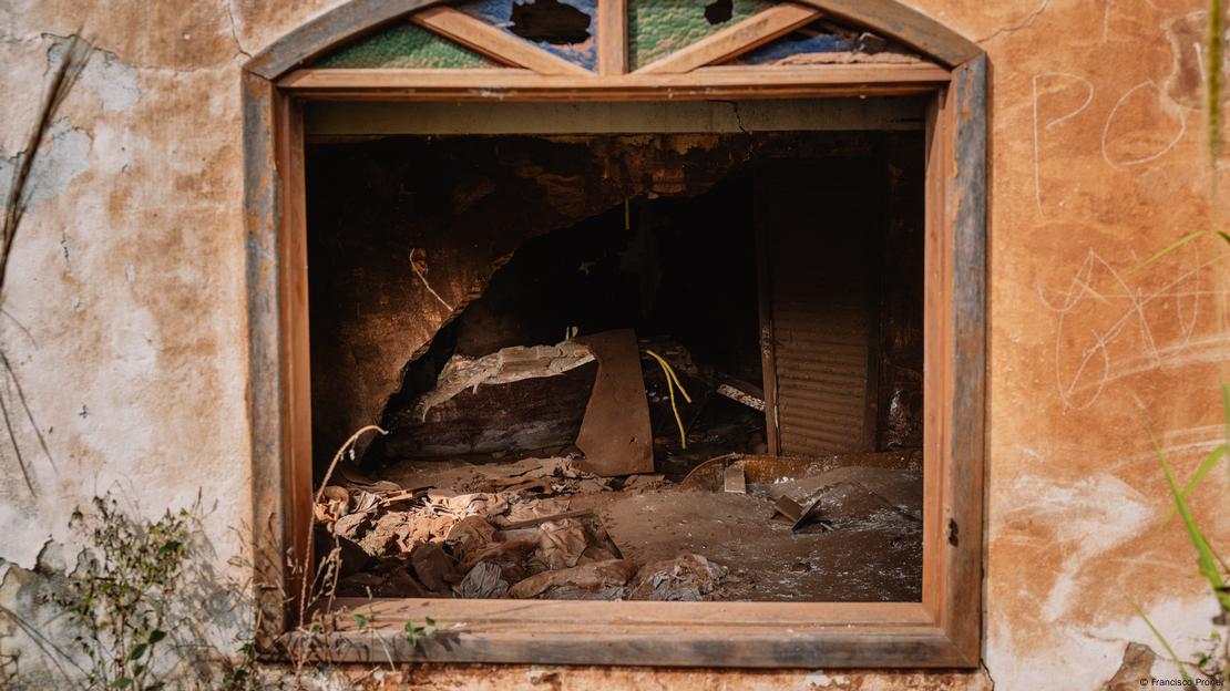 Imagem de janela de casa destruída pela lama